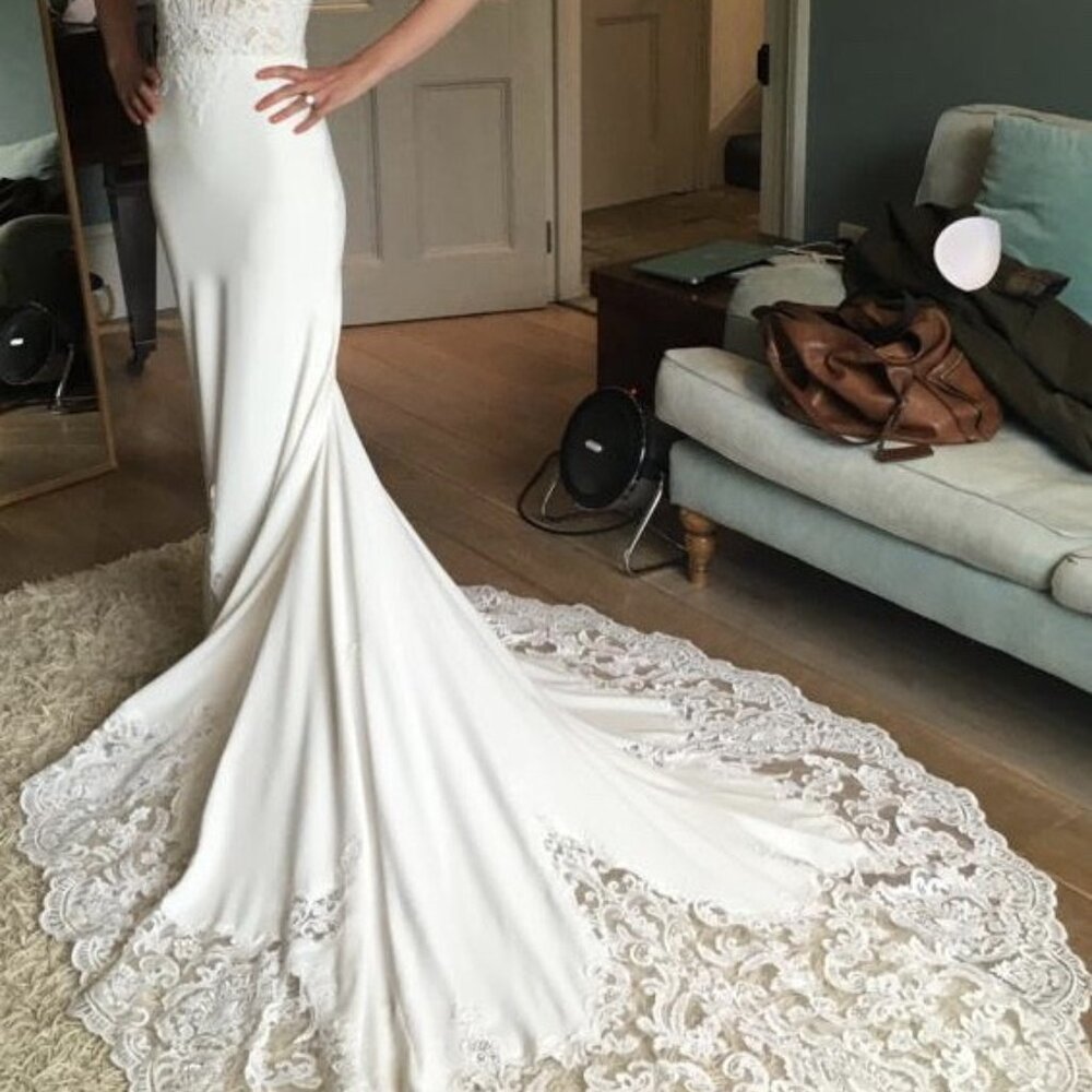 BRAND NEW, Never Worn or Altered Pronovias Wedding Gown